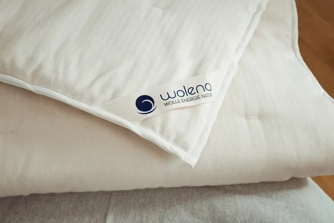 kühlende Matratzenauflage aus Wolle-Hanf, pflegeleicht mit Spanngummis an den Ecken