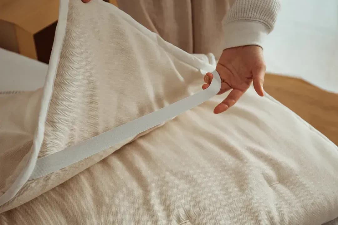 kühlende Matratzenauflage aus Wolle-Hanf, pflegeleicht mit Spanngummis an den Ecken